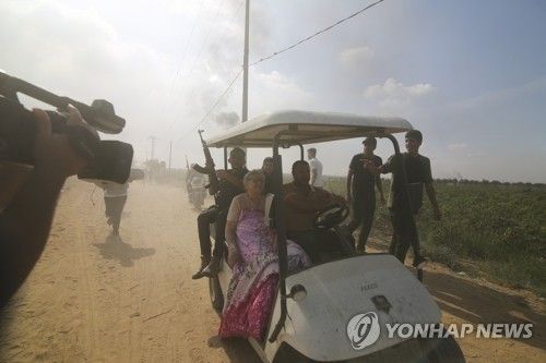 가자지구로 끌려가는 이스라엘 인질