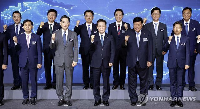 기념촬영하는 이재명 대통령과 참석자들
