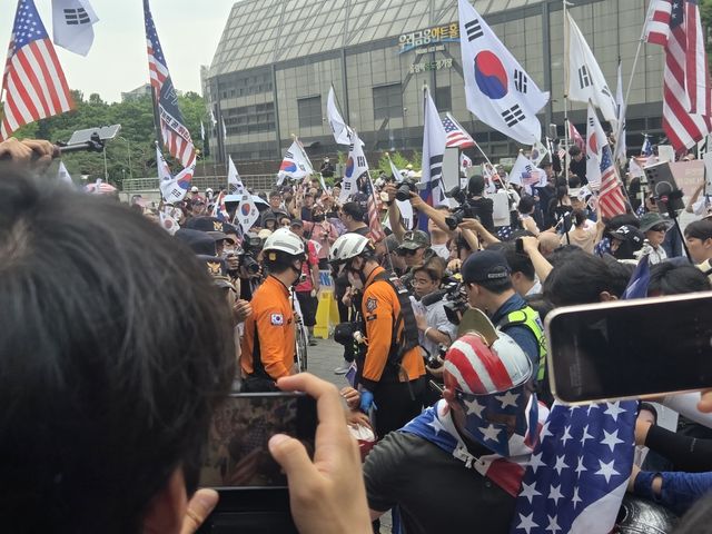 국조특위 현장조사 앞두고 시위 현장 아수라장