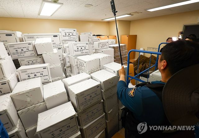 개표소에 쌓여 있는 투표용지 보관상자