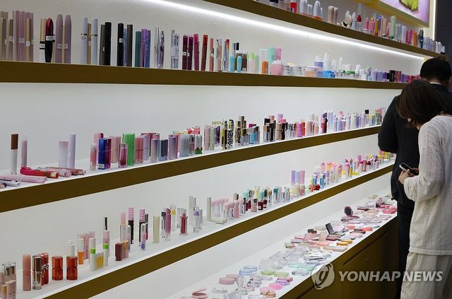 다양한 모양과 크기의 화장품 용기