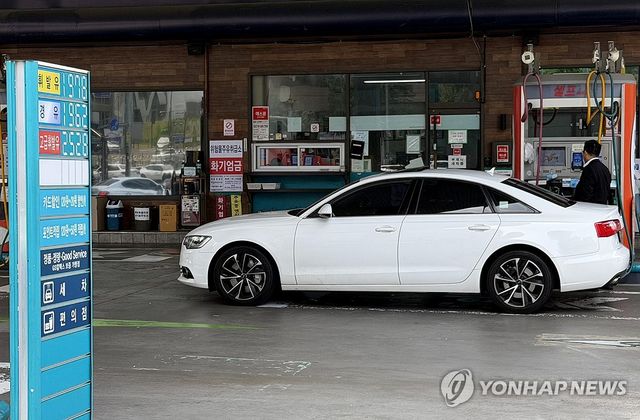 지난달 28일 서울 시내 한 주유소 앞에 휘발유 가격이 게시돼 있다. [연합뉴스 자료사진. 재판매 및 DB 금지]