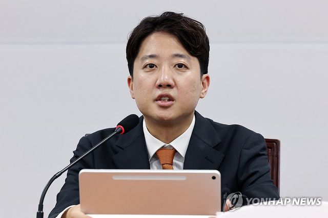 발언하는 이준석 대표