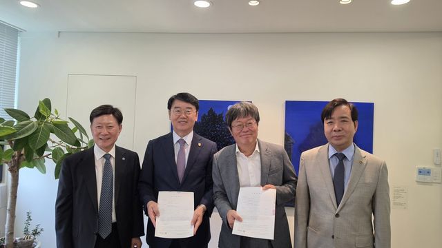 변호사 선임을 마친 후 관계자들이 촬영하는 모습 
