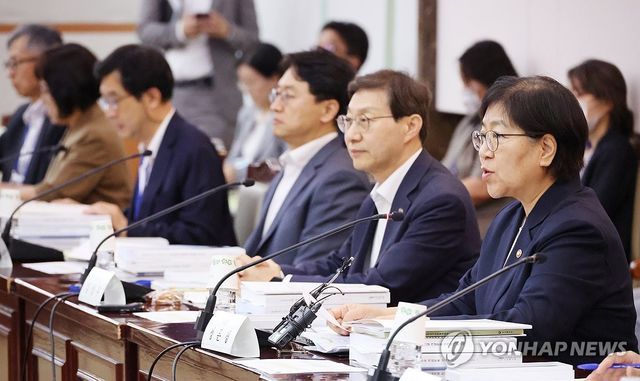 국민연금기금운용위원회 참석한 정은경 장관