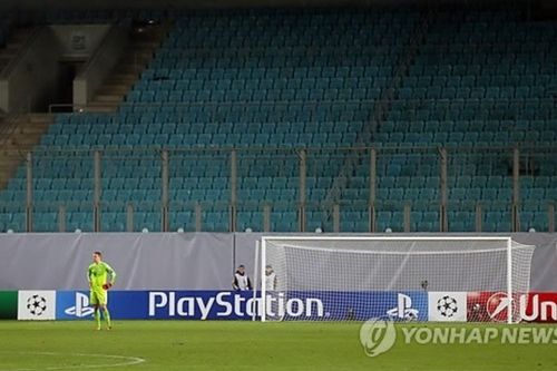 텅 빈 관중석 앞에서 열린 유럽축구연맹 챔피언스리그