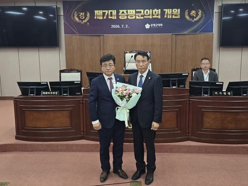 장천배(오른쪽) 의장과 민광준 부의장