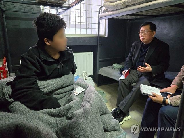 북한군 포로와 면담하는 유용원 의원