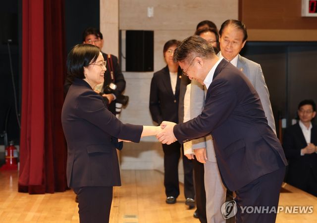 인사 나누는 한성숙 총리