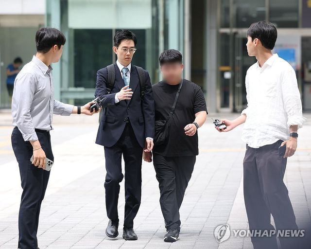 '개표소 시위' 경찰관 폭행 20대 영장실질심사