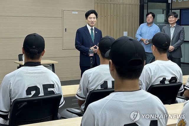 광주일고 야구부 만난 김대중 교육감