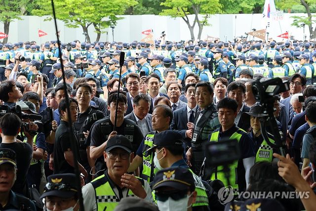 올림픽공원 핸드볼경기장 진입 시도하는 선관위 국조특위