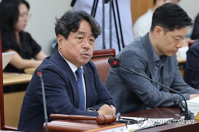 11차 전원회의 주재하는 권순원 최저임금위원장