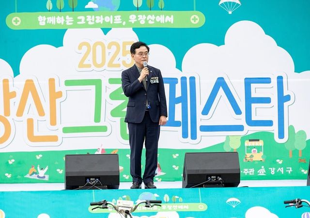 지난해 우장산 그린페스타에 참석한 진교훈 구청장