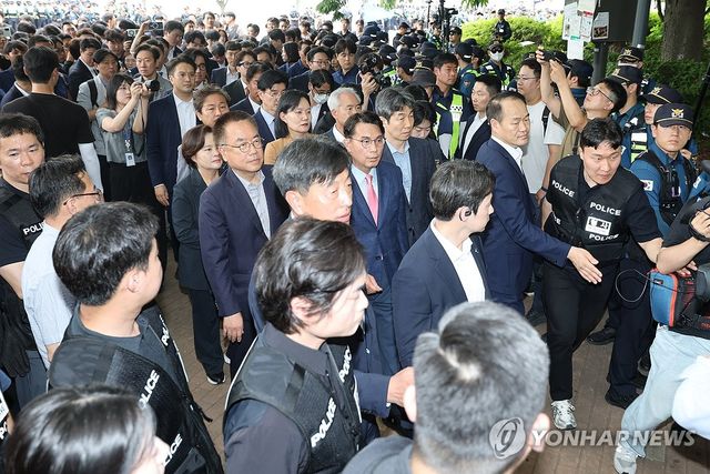 현장 조사 위해 개표소 들어가는 선관위 국조특위