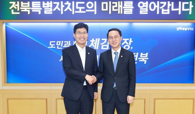 이원택(왼쪽) 전북지사와 문성요 새만금개발청장