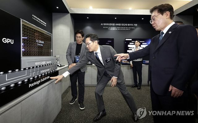이재용 삼성전자 회장 설명 듣는 이재명 대통령
