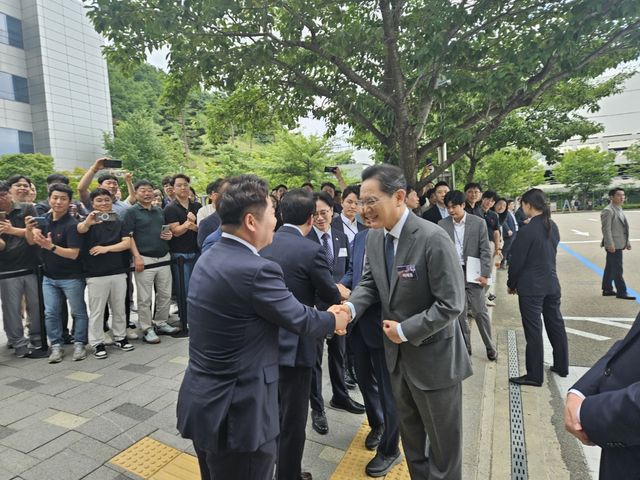이재용 삼성 회장과 악수하는 오세현 시장(왼쪽)