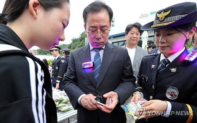 LED 전자호루라기 사용법 안내하는 강삼영 강원도교육감