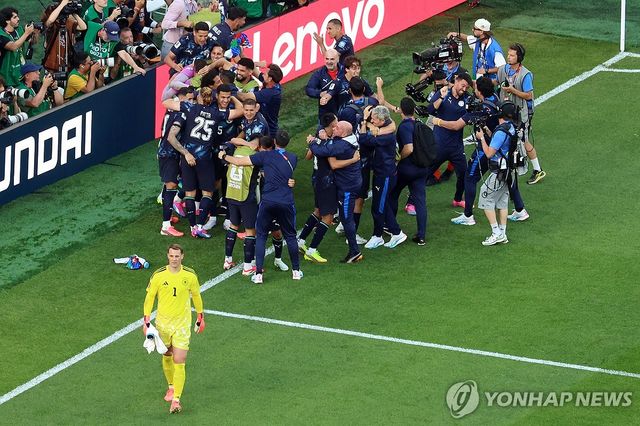 기뻐하는 파라과이 선수들을 뒤로 하고 퇴장하는 마누엘 노이어