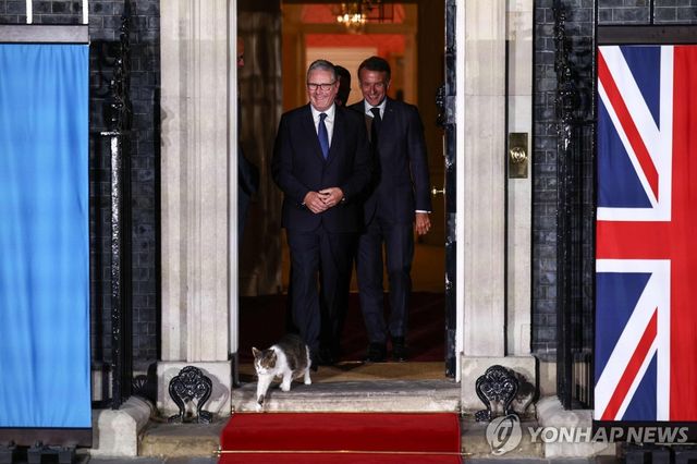 6월 7일 키어 스타머 영국 총리와 에마뉘엘 마크롱 츠랑스 대통령 앞으로 래리가 걸어나오고 있다