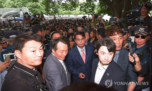 현장 조사 위해 올림픽공원 개표소 진입하는 선관위 국조특위