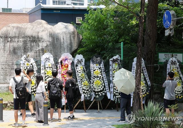근조화환 놓인 배재고