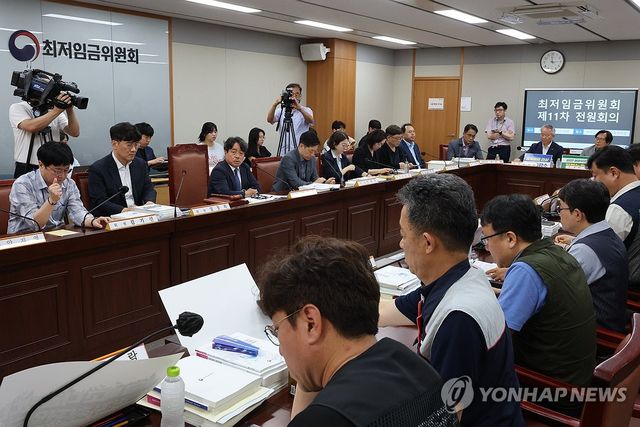 11차 전원회의 주재하는 권순원 최저임금위원장