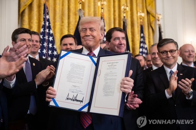 작년 7월 18일 스테이블코인의 제도권 편입을 담은 '지니어스 법안'에 서명하는 트럼프 대통령