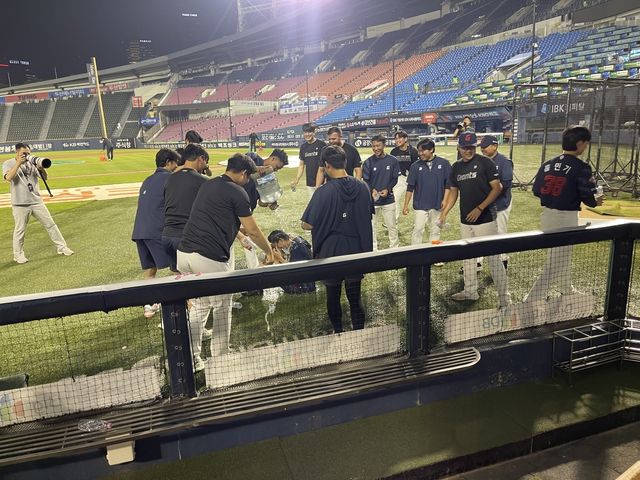 이이무라의 첫 승리를 축하해주는 롯데 동료들