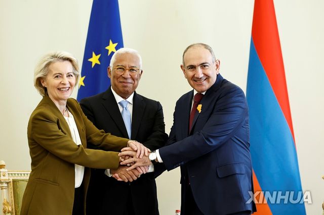우르줄라 폰데어라이엔 EU 집행위원장, 안토니우 코스타 EU 정상회의 상임의장, 니콜 파시냔 아르메니아 총리(왼쪽부터)