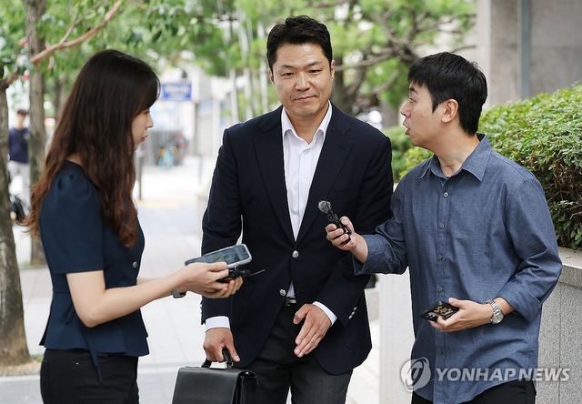 취재진 질문 듣는 최재훈 검사