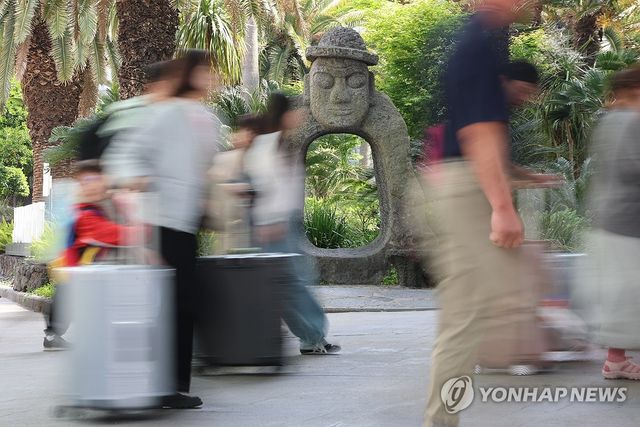 연휴 앞두고 붐비는 제주공항