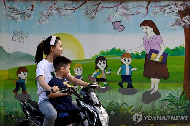 베트남 하노이의 한 엄마와 어린이