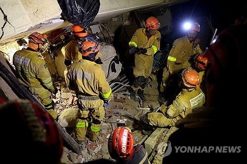 베네수엘라 지진 매몰 현장에서 구조작업 하는 브라질 구조대