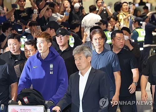 충격의 조별리그 탈락, 홍명보 전 감독 귀국