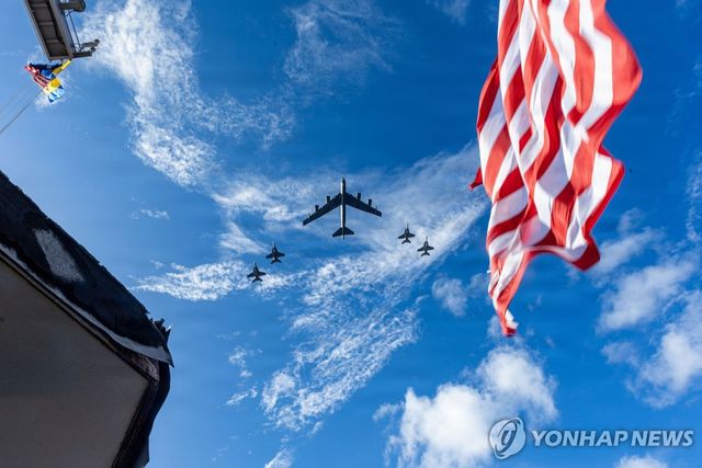 F/A-18E 전투기와 함께 비행 중인 B-52 전략폭격기
