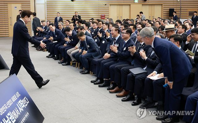이재명 대통령에게 인사하는 민형배 당선인