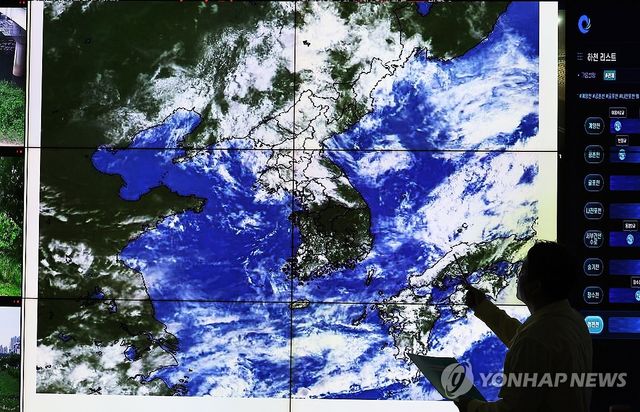 장마 호우 대비하는 재난안전상황실 근무자들