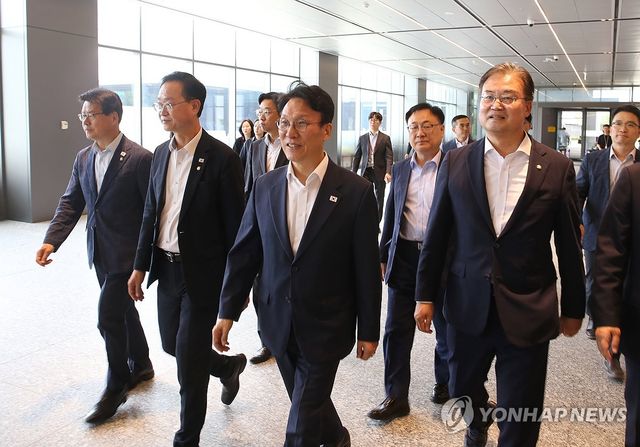 청주 SK하이닉스 방문한 김민석 전 총리