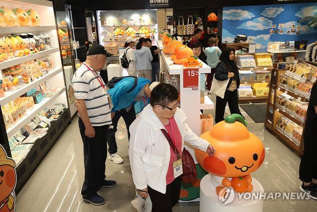 제주 면세점 찾은 중국 단체관광객