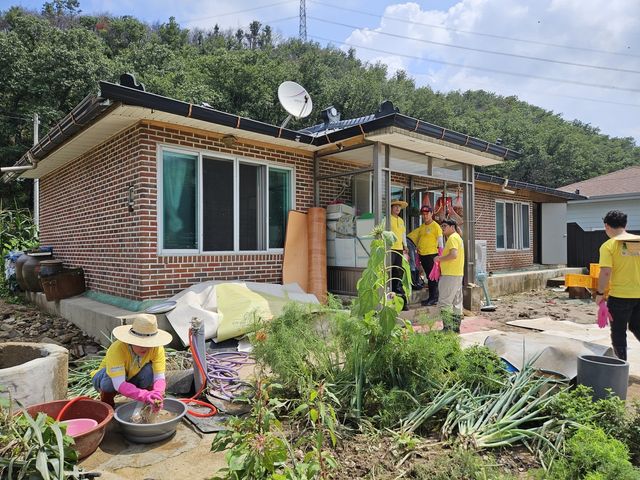 수해 복구 돕는 자원봉사자 손길