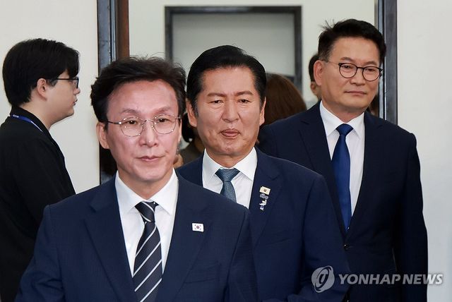 민주당 공명선거 실천 서약식 참석하는 김민석·정청래·송영길 후보