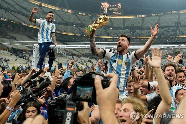 2022 카타르 월드컵 우승 후 우승컵을 든 '축구의 신' 메시