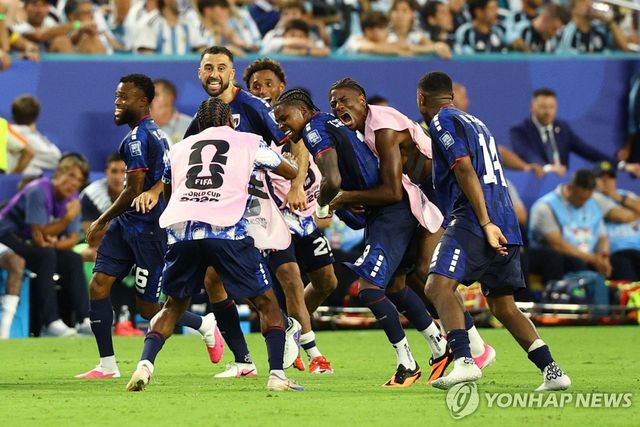 지난 7월 3일 미국 플로리다주 마이애미가든스 마이애미 스타디움에서 열린 2026 북중미 월드컵 32강전 아르헨티나와 카보베르데 경기에서 두번째 골을 넣은 카보베르데 선수들이 골 세리머니를 펼치고 있다.[로이터 연합뉴스 자료사진 재판매 및 DB 금지]