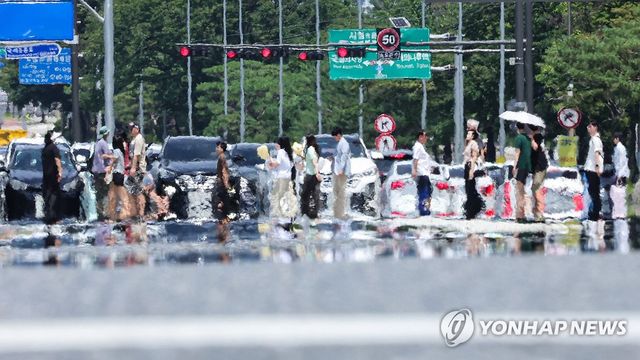 폭염에 피어오르는 아지랑이