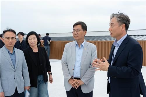 강릉 컨벤션센터 점검 나선 김중남 시장