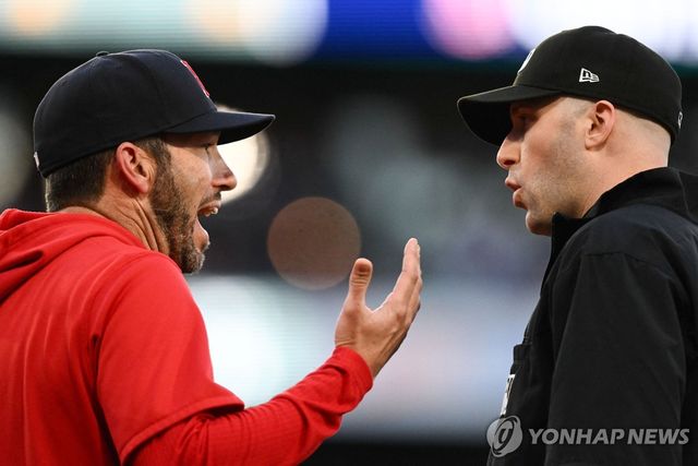 주심과 언쟁하는 채드 트레이시 보스턴 감독대행