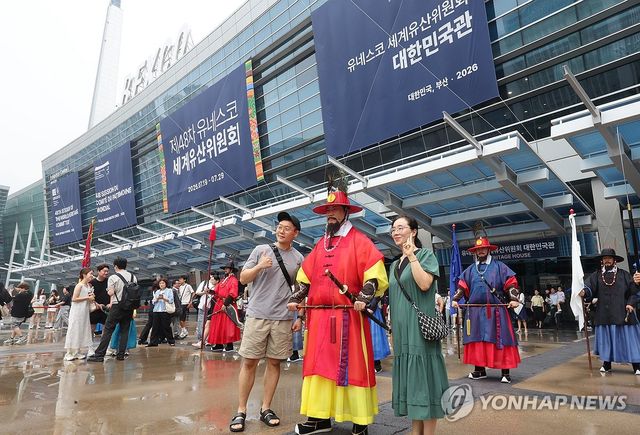 수문장과 추억 남기는 관람객들