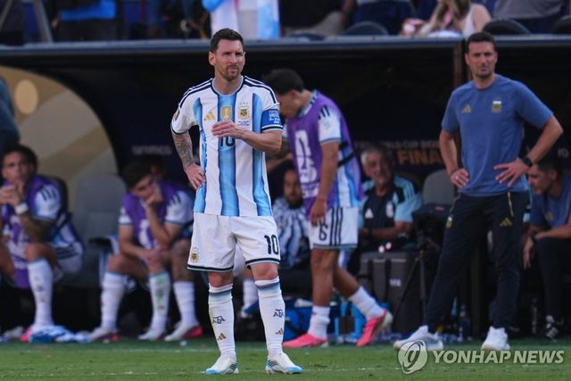 메시(10번)와 스칼로니 감독(맨 오른쪽).